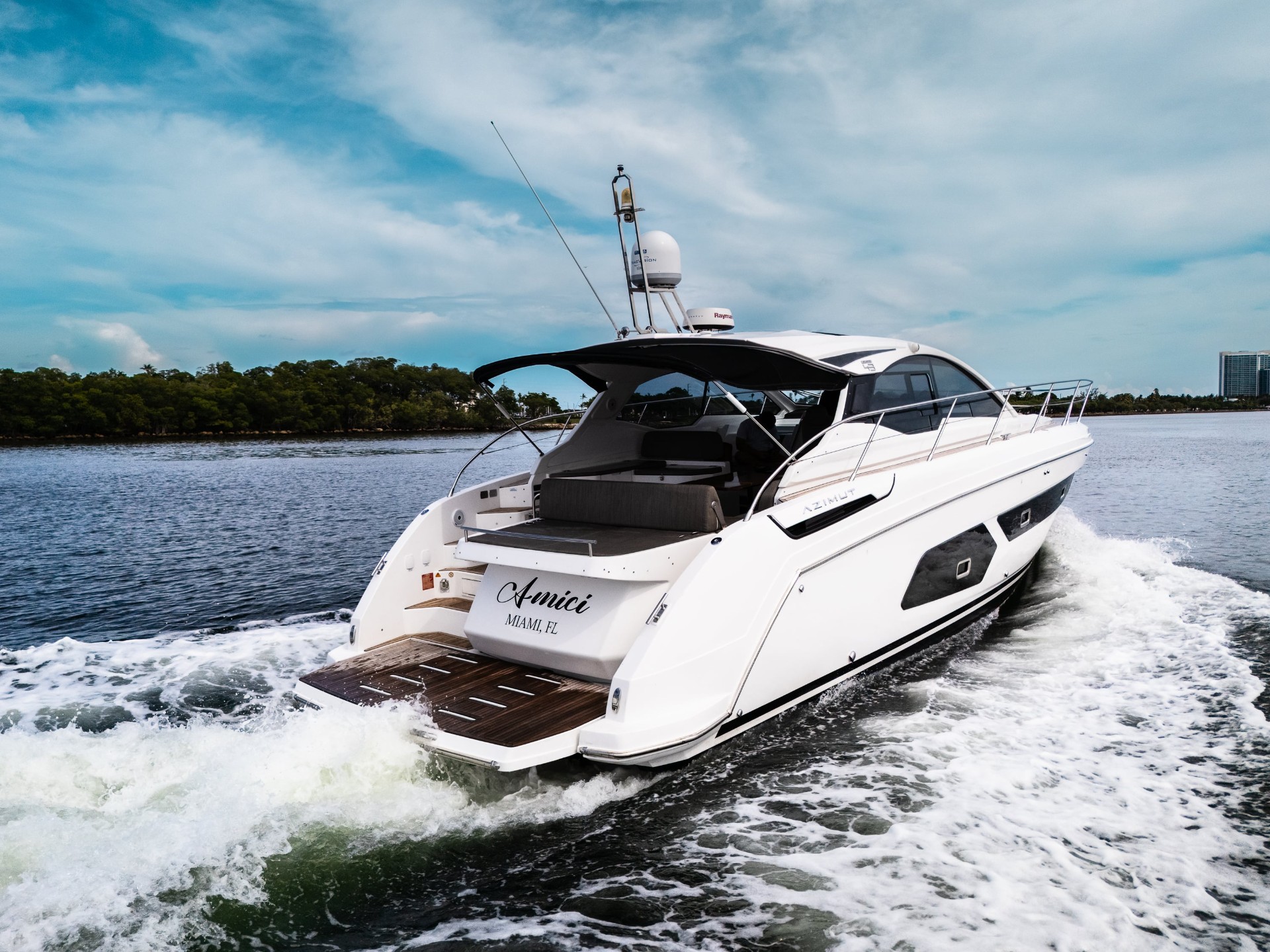 Yacht Photo 9